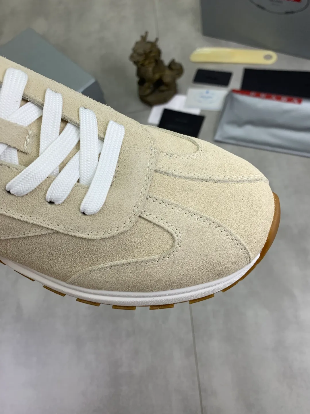 Men's Men's Shoes 💰P560 💰【New Style】 The latest model of high-quality PRADA classic men's shoes has been launched on the official website at a 1:1 replica, synchronized in Hong Kong and on the same catwalk; all made of calfskin➕imported cowhide lining, 🍡🍡original rubber outsole, non-slip and wear-resistant; comfortable on the feet, attractive style, fine workmanship, and simple and neat shoe lasts, highlighting a man's courage and toughness, 👍size 38 to 44 (45 can be customized) black White color🉑️choose